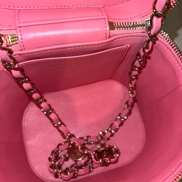 Beautiful pink Chanel vanity bag - Picture 14 of 16